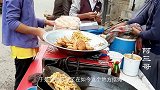 大叔学校附近摆摊卖小吃，没有太多的设备，就一口油锅