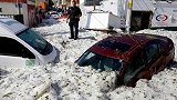 墨西哥遭遇冰雹袭击 车辆被埋房屋受损严重