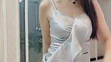 房间里开暖气没，你穿着睡裙就出来秀身材！
