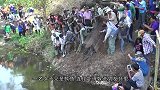 上百村民齐聚河边，铁笼打开瞬间，突然一只“猛兽”冲了出来