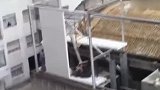阳台看见惊险一幕工人正在安装隔热板子，下一秒灾难降临头上