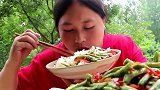 胖妹犯馋了，四季豆有妙干煸，出锅比红烧肉还馋人