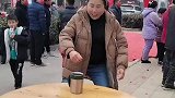 那边还没开席这边就表演上了