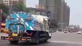 骑自行车的大妈遇上洒水车，这大妈的腿可真是灵活！