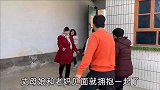 农哥丈母娘来做客全家迎接，两妈见面拉着不撒手，欢声笑语乐翻天