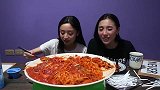 美女姐妹花吃超辣火鸡面，边吃边玩游戏太逗了