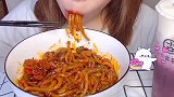 夜宵来一份爆辣版新疆炒米粉，必须喝奶茶