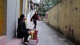 美女买东西遇盲人老板，竟想用1元拿走盲人老板100元