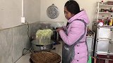 农村儿媳喜欢吃包子，娘俩一起做喷香大菜包，做好儿媳3口吃1个