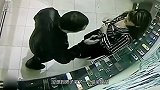 男子正在挑选手机，趁服务员不注意，监控拍下丢人画面