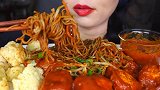 小姐姐吃一大份炒面搭配炸鸡肉丸子，吃起来太过瘾了