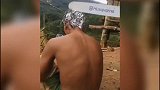 国外小哥用电锯剃头发，真是一个敢剃，一个敢让剃啊