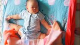 小宝宝安静地睡觉，当揭开被子的瞬间，忍住别笑！