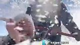 男子打雪树为妻子人工降雪 雪花洋洋洒洒  宛如银河倾泻 网友：浪漫的不是雪 是迎着雪花的你们