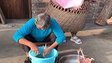 美女偷走奶奶的鸡肉，竟把狗狗当成替罪羊，真是太坏了！