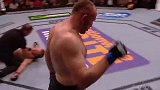 重拳KO直接打到对手脸变形！UFC超残暴一幕对手直接不省人事