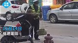 莆田交警为卖菜奶奶指路，帮其挑担子，网友人民的好交警
