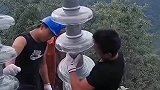 绝缘子安装，这太危险了