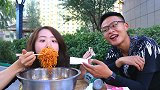 小伙摆免费火鸡面摊，不料美女吃完要付300元，太有意思了