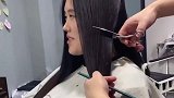 女孩留了十几年的长发，理发师直接剪成流行短发，变成了小哥哥