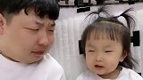 爸爸说零食辣，暖宝就是不听，宝宝尝一口尴尬了
