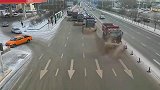 监控拍下的雪后一幕，原来堵车都是有原因的