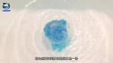 重达2048斤的浴盐球，推入泳池会怎样？下一幕太刺激了