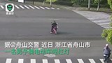 电动车豪横闯红灯 怎料交警铁骑恰好在其身后