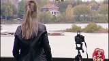 国外女子在河边拍摄照片，站在台阶的人掉下去了，吓坏女孩