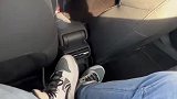 男子坐在汽车后座，结果位置太小裤子都撑破了