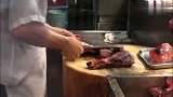 香港美食：香港烧腊店，师傅斩烧猪头，刀法太随便