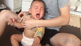 爸爸第一次给宝宝穿衣服，因为不熟练把小宝宝都急哭了