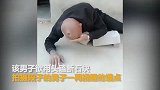 太拼！男子拍段子表演头碎石块 却将头皮磕破_超清