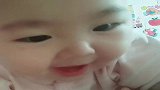 弟弟摸了一下姐姐的腿，赶紧就往妈妈这边躲，这是干啥呢