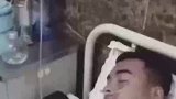老爸躺病床上氧气被拔了，这小棉袄漏风了啊