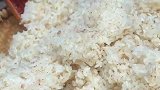山里人用木桶蒸糯米饭