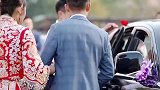 男子接亲，自己上车把媳妇给落下，果真是第一次结婚