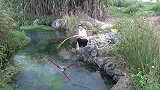 妹子沟渠钓鱼连连甩竿，但不知发生了什么事，最后傻呵呵的回去了