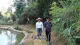 媒婆带男子给美女相亲，美女要求上门，结果男子听到上门掉头就走