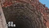 条件限制无法机械拆除，工人师傅只能站在烟筒上手动拆除