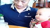 爷爷一倒酒，一岁的孙子就是这反应，原谅我笑翻了