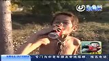 男子被生父裸体栓在树上十几年形如孩童