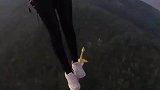 电视照进现实，女子空中上演御剑飞行