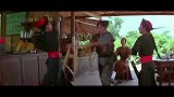 洪金宝打倒四个小兵，想坐在英叔面前炫耀，谁知一坐下去凳子垮了