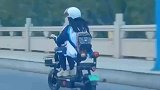 父爱无言！女儿第一次骑电动车上学，爸爸偷偷开车后面跟随守护