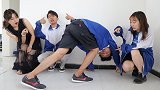 “舌尖舔鼻尖”游戏，师生一起挑战，老师竟变成表情包！