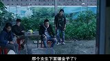 兄弟为了女人吵架，独自约会被小混混偷袭