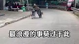 公益路上看到这一幕，这才是最美的爱情