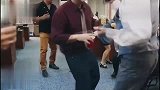 四川话爆笑配音：女员工和领导跳舞，进了急诊室，笑安逸了