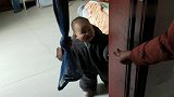 13个月宝宝捡到外婆的钱撒腿就跑！宝宝逼急了直接开口说话！
